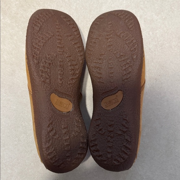 Born Women’s Chukka Boots in Tan Suede with Two-Tone Laces - Picture 3 of 3